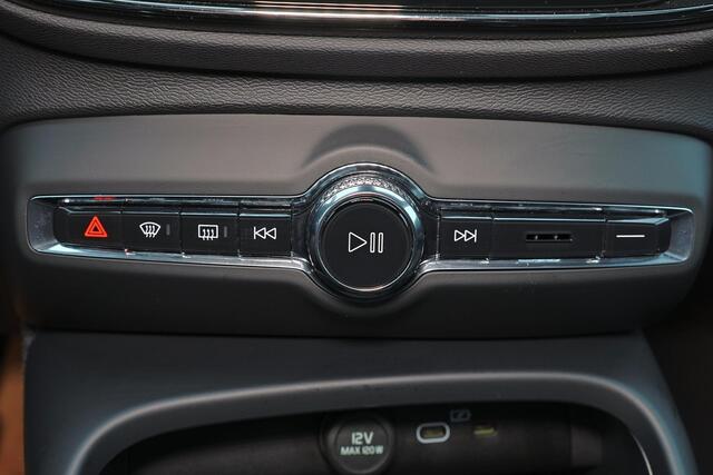 Volvo EC40 Performance Ultra 82 kWh - Panoramadak - IntelliSafe Assist & Surround - 360º Camera - Harman/Kardon audio - Verwarmde voorstoelen, stuur & achterbank - Parkeersensoren voor & achter - Elektr. bedienb. voorstoelen met geheugen links - Warmtepomp - Extra g