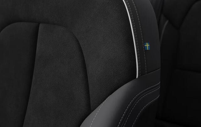 Volvo EC40 Twin Motor Plus 82 kWh | Panoramadak | Keyless Entry | Adaptive Cruise Control | Donker Glas | 20'' Velgen | Harman Kardon Audio