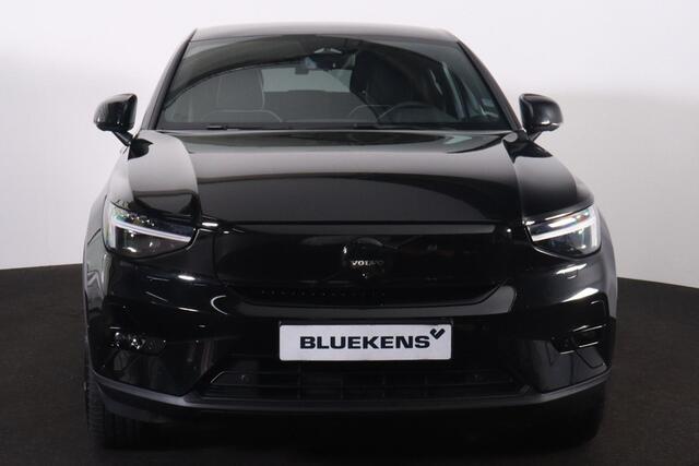 Volvo EC40 Performance Ultra Black Edition 82 kWh - Panoramadak - IntelliSafe Assist & Surround - 360º Camera - Harman/Kardon audio - Verwarmde voorstoelen, stuur & achterbank - Parkeersensoren voor & achter - Elektr. bedienb. voorstoelen met geheugen links - Draadl