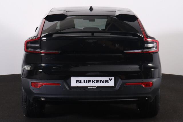 Volvo EC40 Performance Ultra Black Edition 82 kWh - Panoramadak - IntelliSafe Assist & Surround - 360º Camera - Harman/Kardon audio - Verwarmde voorstoelen, stuur & achterbank - Parkeersensoren voor & achter - Elektr. bedienb. voorstoelen met geheugen links - Draadl