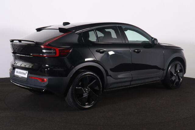 Volvo EC40 Performance Ultra Black Edition 82 kWh - Panoramadak - IntelliSafe Assist & Surround - 360º Camera - Harman/Kardon audio - Verwarmde voorstoelen, stuur & achterbank - Parkeersensoren voor & achter - Elektr. bedienb. voorstoelen met geheugen links - Draadl