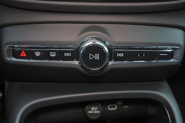 Volvo EC40 Performance Ultra Black Edition 82 kWh - Panoramadak - IntelliSafe Assist & Surround - 360º Camera - Harman/Kardon audio - Verwarmde voorstoelen, stuur & achterbank - Parkeersensoren voor & achter - Elektr. bedienb. voorstoelen met geheugen links - Draadl