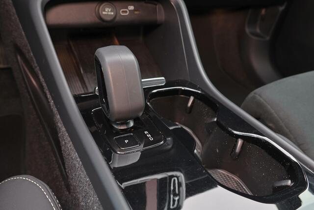 Volvo EC40 Performance Ultra Black Edition 82 kWh - Panoramadak - IntelliSafe Assist & Surround - 360º Camera - Harman/Kardon audio - Verwarmde voorstoelen, stuur & achterbank - Parkeersensoren voor & achter - Elektr. bedienb. voorstoelen met geheugen links - Draadl