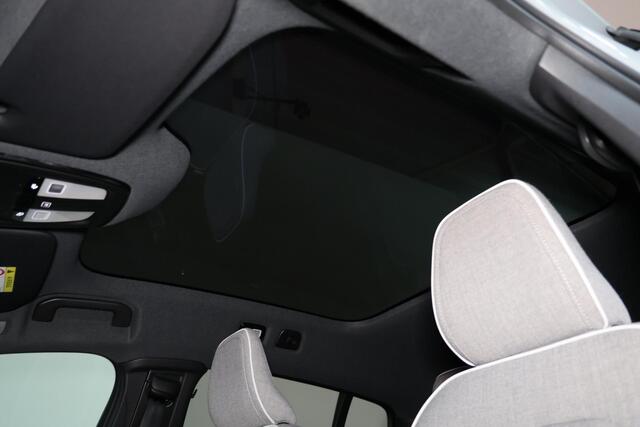 Volvo EC40 Extended Range Core 82 kWh - Panoramadak - IntelliSafe Assist & Surround - 360º Camera - Verwarmde voorstoelen, stuur & achterbank - Parkeersensoren voor & achter - Draadloze tel. lader - Warmtepomp - Extra getint glas - Elektr. inklapbare trekhaak - 19' 