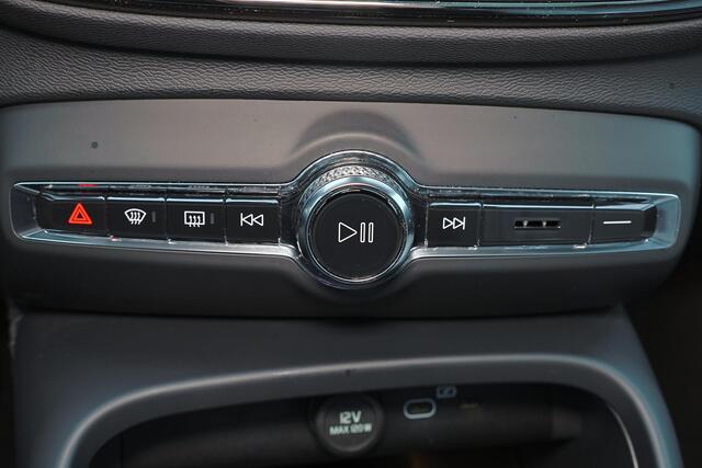 Volvo EC40 Extended Range Core 82 kWh - Panoramadak - IntelliSafe Assist & Surround - 360º Camera - Verwarmde voorstoelen, stuur & achterbank - Parkeersensoren voor & achter - Draadloze tel. lader - Warmtepomp - Extra getint glas - Elektr. inklapbare trekhaak - 19' 