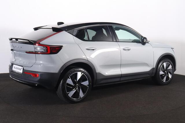 Volvo EC40 Performance Ultra Dark 82 kWh - Panoramadak - IntelliSafe Assist & Surround - 360º Camera - Harman/Kardon audio - Verwarmde voorstoelen, stuur & achterbank - Parkeersensoren voor & achter - Elektr. bedienb. voorstoelen met geheugen links - Draadloze tel. 