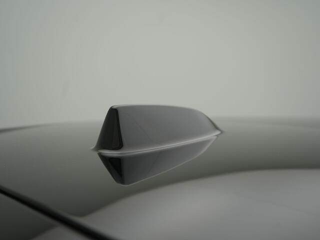 Volvo EC40 Single Motor Extended Range Ultra Black Edition 82 kWh - RIJKLAARPRIJS - Rondomzichtcamera - Panoramadak - Stoel- en Stuurverwarming! - Elektrisch Uitklapbare Trekhaak