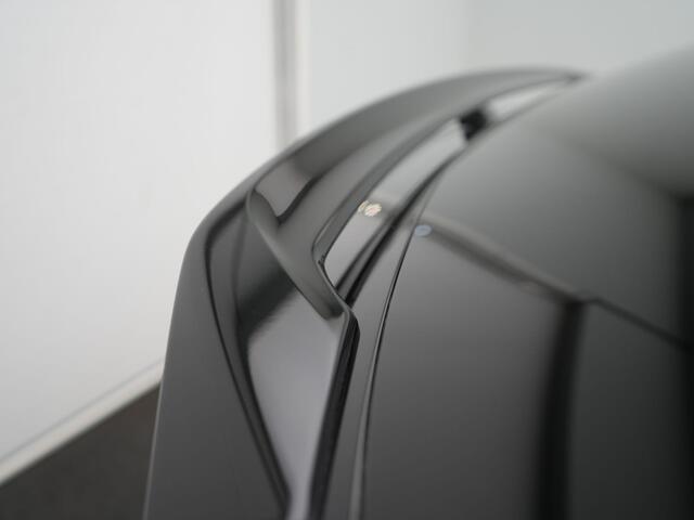 Volvo EC40 Single Motor Extended Range Ultra Black Edition 82 kWh - RIJKLAARPRIJS - Rondomzichtcamera - Panoramadak - Stoel- en Stuurverwarming! - Elektrisch Uitklapbare Trekhaak