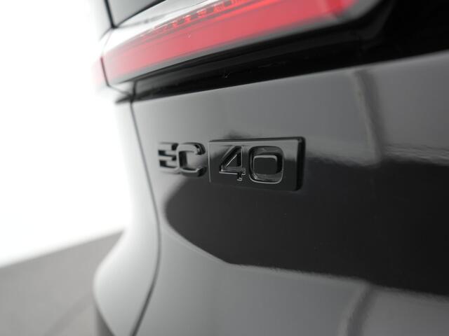 Volvo EC40 Single Motor Extended Range Ultra Black Edition 82 kWh - RIJKLAARPRIJS - Rondomzichtcamera - Panoramadak - Stoel- en Stuurverwarming! - Elektrisch Uitklapbare Trekhaak