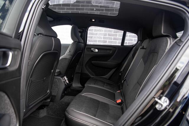 Volvo EC40 Single Motor Extended Range Ultra Black Edition Europa | Adaptive Cruise Control | BLIS | Panoramadak | Harman / Kardon | Nubuck | 360 Camera | 20" | Memory | Elektrische Stoelen | Stoelverwarming voor & achter | Stuuverwarming |