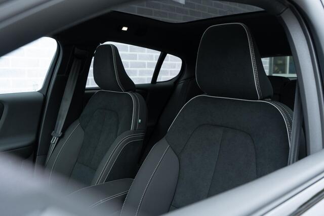 Volvo EC40 Extended Range 82 kWh Plus Black Edition | All Season Banden | Pixel LED Koplampen | 360 Camera | Panoramadak | Adaptive Cruise Control | Stoel-/Stuurverwarming | Harman Kardon Audio | Getint glas | Warmte pomp | LED mistlampen | Google Maps navig