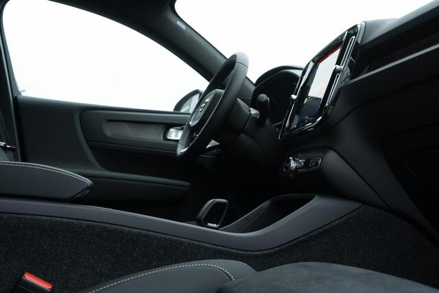 Volvo EC40 Extended Range 82 kWh Plus Black Edition | All Season Banden | Pixel LED Koplampen | 360 Camera | Panoramadak | Adaptive Cruise Control | Stoel-/Stuurverwarming | Harman Kardon Audio | Getint glas | Warmte pomp | LED mistlampen | Google Maps navig