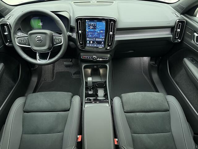 Volvo EC40 Extended Range Plus Black Edition / GRATIS TREKHAAK T.W.V. ¤ 1.295,- * / NIEUW / MY26 / DIRECT LEVERBAAR / NUBUCK / GETINT GLAS /