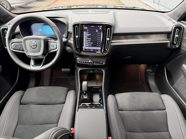 Volvo EC40 Twin Motor Performance Ultra Black Edition 82 kWh 442PK / Eerste eigenaar / Wegklapbare Trekhaak / 1800KG Trekgewicht / Elektrische stoelen met geheugen / Dashcam V+A / Harman Kardon / Panorama / Google Navigatie / Apple Carplay&Android Auto / 20'' LM Vel