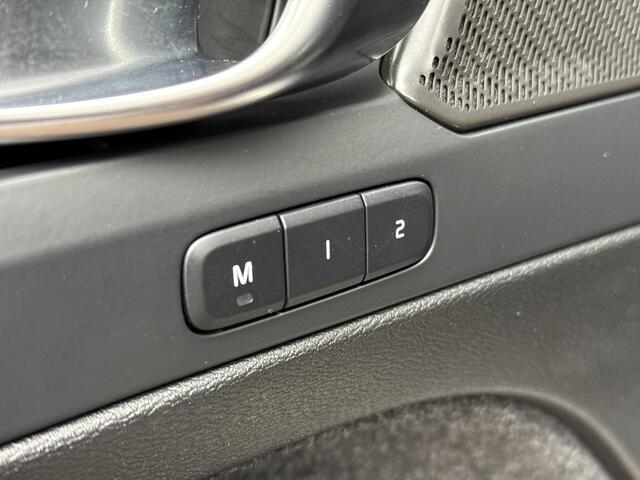 Volvo EC40 Twin Motor Performance Ultra Black Edition 82 kWh 442PK / Eerste eigenaar / Wegklapbare Trekhaak / 1800KG Trekgewicht / Elektrische stoelen met geheugen / Dashcam V+A / Harman Kardon / Panorama / Google Navigatie / Apple Carplay&Android Auto / 20'' LM Vel