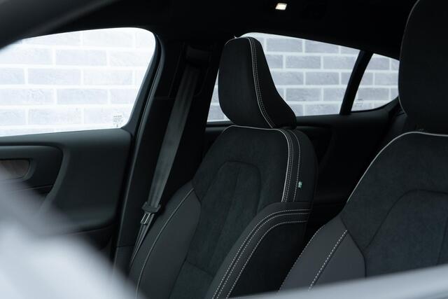 Volvo EC40 Extended Range 82 kWh Plus Black Edition | All Season Banden | Pixel LED Koplampen | 360 Camera | Panoramadak | Adaptive Cruise Control | Stoel-/Stuurverwarming | Harman Kardon Audio | Getint glas | Warmte pomp | LED mistlampen | Google Maps navig