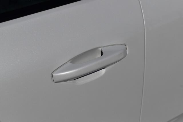 Volvo EC40 Extended Range Plus 82 kWh / Black Sheep pakket met zwart dak / Fjord Blue tapijt / 20" Velgen /