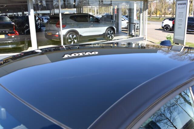 Volvo EC40 Extended Range Plus 82 kWh / Black Sheep pakket met zwart dak / Fjord Blue tapijt / 20" Velgen /