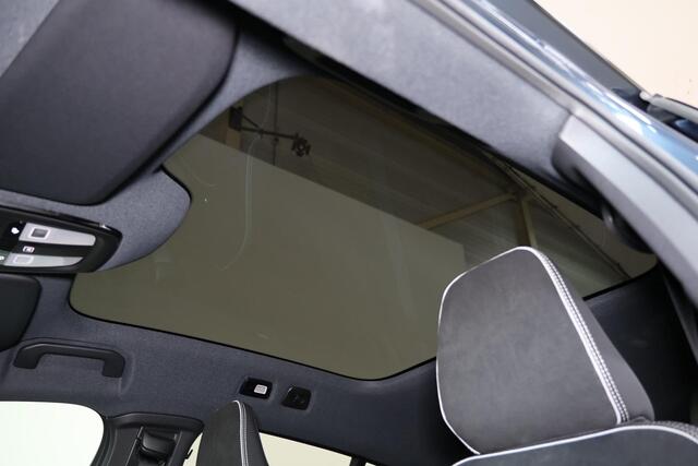 Volvo EC40 Single Motor Extended Range Ultra Black Ed. 82 kWh Intellisafe Assist & Surround - 360º Camera - Harman/Kardon audio - Verwarmde voorstoelen & stuur - Parkeersensoren voor & achter - Elektr. bedienb. voorstoelen met geheugen links - Draadloze tel. lader -