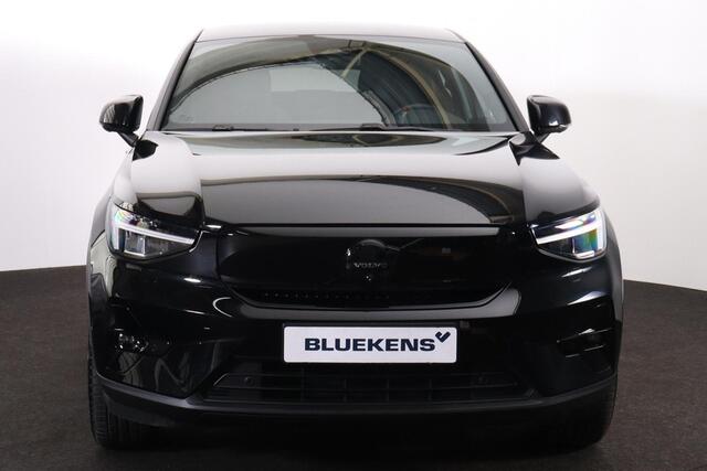 Volvo EC40 Extended Range Plus Black Ed. 82 kWh - IntelliSafe Assist & Surround - 360º Camera - Verwarmde voorstoelen, stuur & achterbank - Parkeersensoren voor & achter - Elektr. bedienb. bestuurdersstoel met geheugen - Draadloze tel. lader - Warmtepomp - Extra get