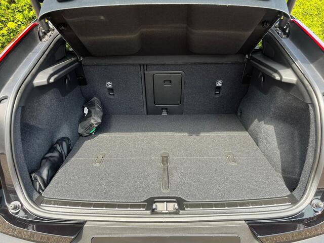 Volvo EC40 Single Motor Extended Range Plus 82 kWh | Donker getinte ramen | Trekhaak