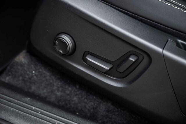 Volvo EC40 Single Motor Extended Range Ultra Europa Black Editon | Adaptieve Cruise Control | BLIS | Panoramadak | Harman / Kardon | Nubuck | 360 Camera | 20" | Memory | Elektrische Stoelen | Stoelverwarming voor & achter | Stuuverwarming |