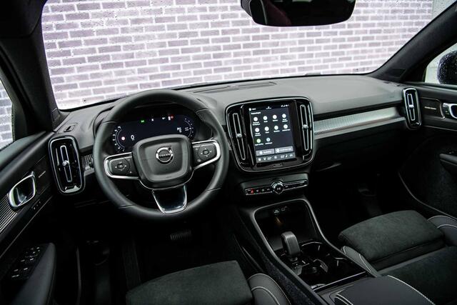 Volvo EC40 Single Motor Extended Range Ultra Europa Black Editon | Panoramadak | Keyless | Harman Kardon Audio | Elektrische Achterklep | 360 camera | Stoel-/Stuurverwarming | Adaptieve Cruise | Getint Glas | Luxe Bekleding |