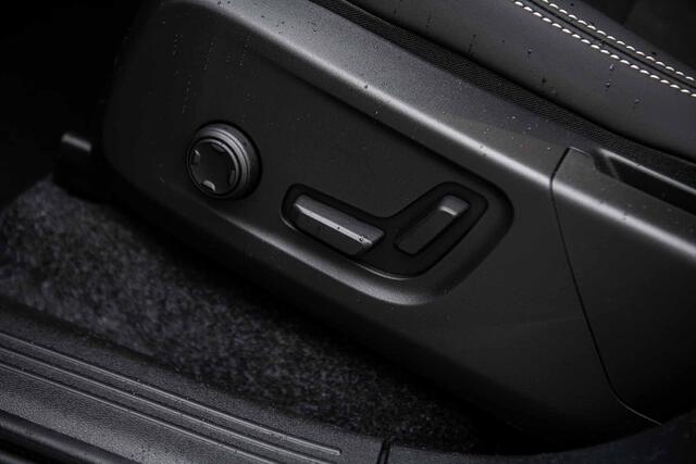 Volvo EC40 Single Motor Extended Range Ultra Europa Black Editon | Adaptieve Cruise Control | BLIS | Harman Kardon Audio | Stuur-/ Stoelverwarming V+A | Elektrisch Bedienbare Stoelen | Panoramadak | BLIS |