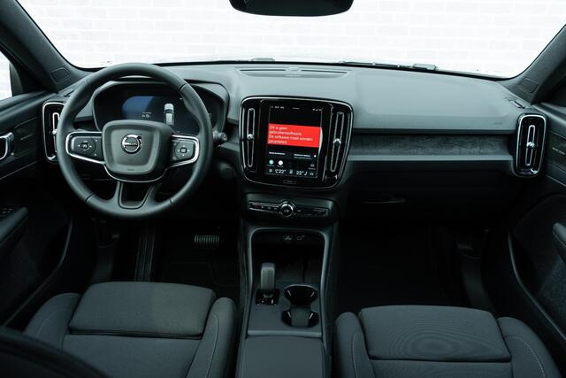 Volvo EC40 Single Motor Plus Black Edition Europa 70 kWh | Harman Kardon Audio | Adaptieve Cruise Control | Stuur-/Stoelverwarming V+A | Getint Glas | Panoramadak |