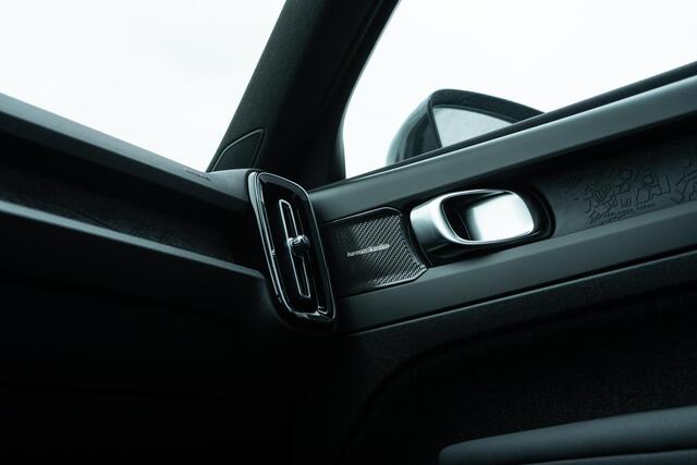 Volvo EC40 Single Motor Plus Black Edition Europa 70 kWh | Harman Kardon Audio | Adaptieve Cruise Control | Stuur-/Stoelverwarming V+A | Getint Glas | Panoramadak |