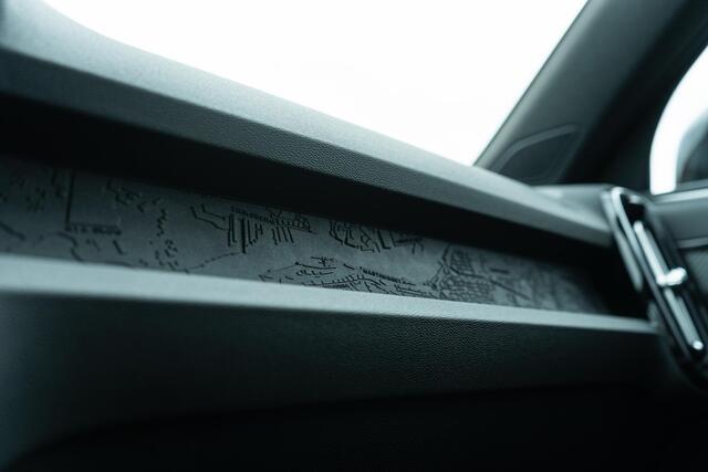 Volvo EC40 Single Motor Plus Black Edition Europa 70 kWh | Harman Kardon Audio | Adaptieve Cruise Control | Stuur-/Stoelverwarming V+A | Getint Glas | Panoramadak |