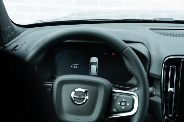 Volvo EC40 Single Motor Plus Black Edition Europa 70 kWh | Harman Kardon Audio | Adaptieve Cruise Control | Stuur-/Stoelverwarming V+A | Getint Glas | Panoramadak |