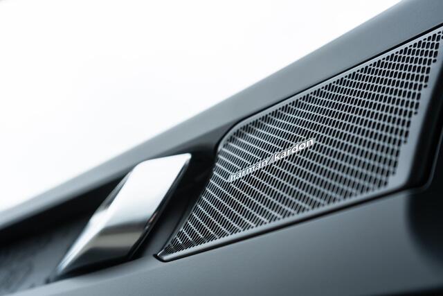 Volvo EC40 Single Motor Plus Black Edition Europa 70 kWh | Harman Kardon Audio | Adaptieve Cruise Control | Stuur-/Stoelverwarming V+A | Getint Glas | Panoramadak |