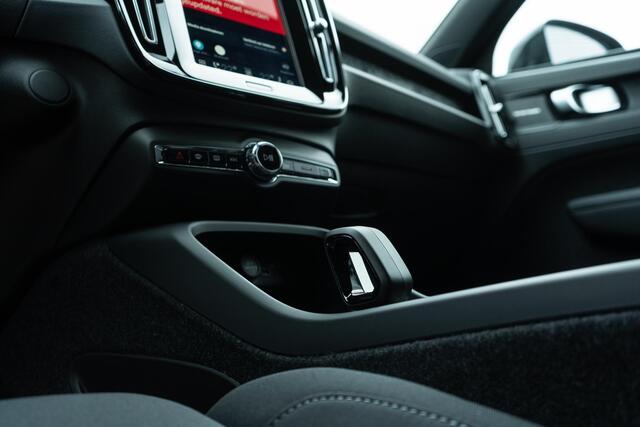 Volvo EC40 Single Motor Plus Black Edition Europa 70 kWh | Harman Kardon Audio | Adaptieve Cruise Control | Stuur-/Stoelverwarming V+A | Getint Glas | Panoramadak |