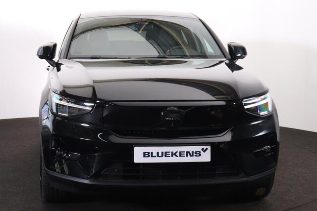Volvo EC40 Performance Ultra Black Edition 82 kWh - Panoramadak - IntelliSafe Assist & Surround - 360º Camera - Harman/Kardon audio - Verwarmde voorstoelen, stuur & achterbank - Parkeersensoren voor & achter - Elektr. bedienb. voorstoelen met geheugen links - Draadl