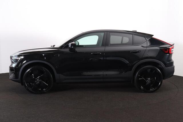 Volvo EC40 Performance Ultra Black Edition 82 kWh - Panoramadak - IntelliSafe Assist & Surround - 360º Camera - Harman/Kardon audio - Verwarmde voorstoelen, stuur & achterbank - Parkeersensoren voor & achter - Elektr. bedienb. voorstoelen met geheugen links - Draadl