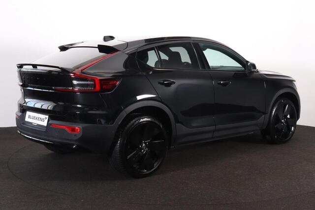 Volvo EC40 Performance Ultra Black Edition 82 kWh - Panoramadak - IntelliSafe Assist & Surround - 360º Camera - Harman/Kardon audio - Verwarmde voorstoelen, stuur & achterbank - Parkeersensoren voor & achter - Elektr. bedienb. voorstoelen met geheugen links - Draadl