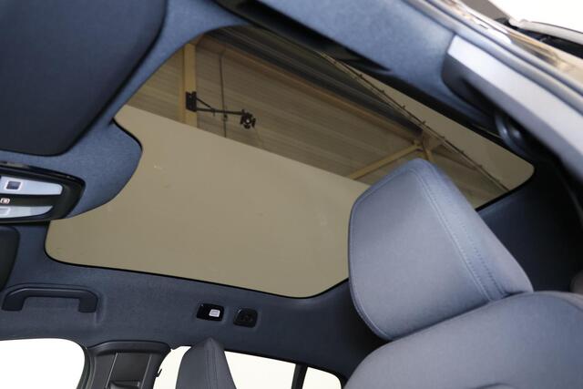 Volvo EC40 Performance Ultra Black Edition 82 kWh - Panoramadak - IntelliSafe Assist & Surround - 360º Camera - Harman/Kardon audio - Verwarmde voorstoelen, stuur & achterbank - Parkeersensoren voor & achter - Elektr. bedienb. voorstoelen met geheugen links - Draadl