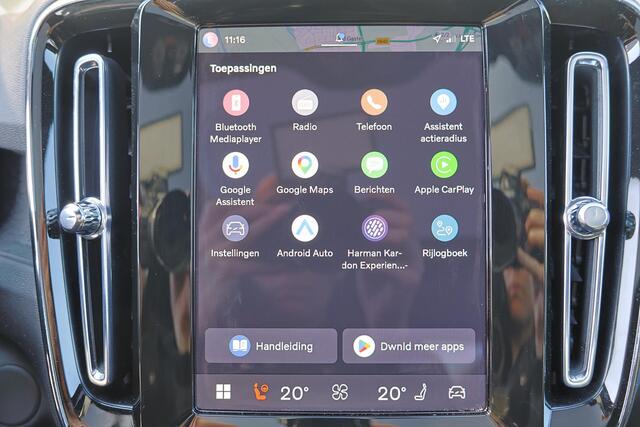 Volvo EC40 Performance Ultra Black Edition 82 kWh - Panoramadak - IntelliSafe Assist & Surround - 360º Camera - Harman/Kardon audio - Verwarmde voorstoelen, stuur & achterbank - Parkeersensoren voor & achter - Elektr. bedienb. voorstoelen met geheugen links - Draadl