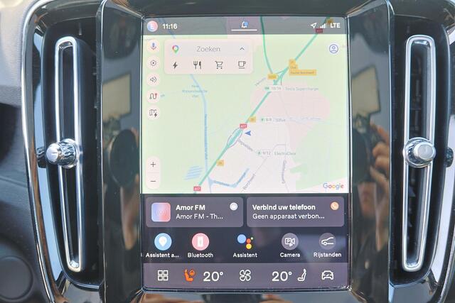 Volvo EC40 Performance Ultra Black Edition 82 kWh - Panoramadak - IntelliSafe Assist & Surround - 360º Camera - Harman/Kardon audio - Verwarmde voorstoelen, stuur & achterbank - Parkeersensoren voor & achter - Elektr. bedienb. voorstoelen met geheugen links - Draadl