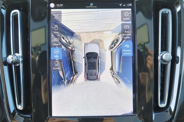 Volvo EC40 Performance Ultra Black Edition 82 kWh - Panoramadak - IntelliSafe Assist & Surround - 360º Camera - Harman/Kardon audio - Verwarmde voorstoelen, stuur & achterbank - Parkeersensoren voor & achter - Elektr. bedienb. voorstoelen met geheugen links - Draadl