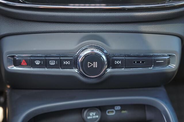 Volvo EC40 Performance Ultra Black Edition 82 kWh - Panoramadak - IntelliSafe Assist & Surround - 360º Camera - Harman/Kardon audio - Verwarmde voorstoelen, stuur & achterbank - Parkeersensoren voor & achter - Elektr. bedienb. voorstoelen met geheugen links - Draadl