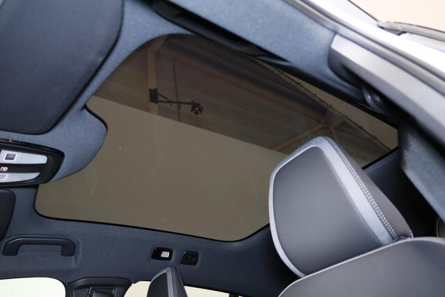 Volvo EC40 Performance Plus 82 kWh - Panoramadak - IntelliSafe Assist & Surround - 360º Camera - Harman/Kardon audio - Verwarmde voorstoelen, stuur & achterbank - Parkeersensoren voor & achter - Elektr. bedienb. voorstoelen met geheugen - Warmtepomp - Extra getint g