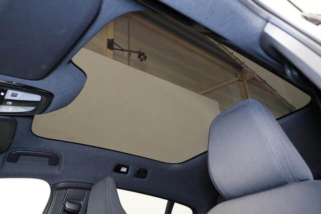 Volvo EC40 Performance Ultra 82 kWh - Panoramadak - IntelliSafe Assist & Surround - 360º Camera - Harman/Kardon audio - Adaptieve LED koplampen - Verwarmde voorstoelen, stuur & achterbank - Parkeersensoren voor & achter - Elektr. bedienb. voorstoelen met geheugen li