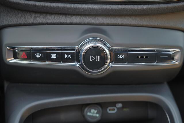 Volvo EC40 Performance Ultra 82 kWh - Panoramadak - IntelliSafe Assist & Surround - 360º Camera - Harman/Kardon audio - Adaptieve LED koplampen - Verwarmde voorstoelen, stuur & achterbank - Parkeersensoren voor & achter - Elektr. bedienb. voorstoelen met geheugen li