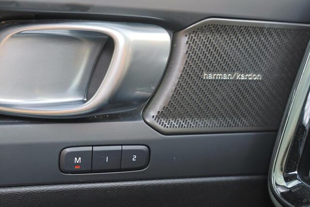 Volvo EC40 Performance Ultra 82 kWh - Panoramadak - IntelliSafe Assist & Surround - 360º Camera - Harman/Kardon audio - Adaptieve LED koplampen - Verwarmde voorstoelen, stuur & achterbank - Parkeersensoren voor & achter - Elektr. bedienb. voorstoelen met geheugen li