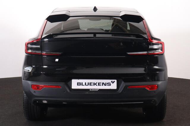 Volvo EC40 Performance Ultra Black Edition 82 kWh - IntelliSafe Assist & Surround - Harman/Kardon audio - Adaptieve LED koplampen - Verwarmde voorstoelen, stuur & achterbank - Parkeersensoren voor & achter - Elektr. bedienb. voorstoelen met geheugen links - Draadloz