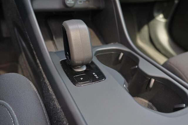 Volvo EC40 Performance Ultra Black Edition 82 kWh - IntelliSafe Assist & Surround - Harman/Kardon audio - Adaptieve LED koplampen - Verwarmde voorstoelen, stuur & achterbank - Parkeersensoren voor & achter - Elektr. bedienb. voorstoelen met geheugen links - Draadloz