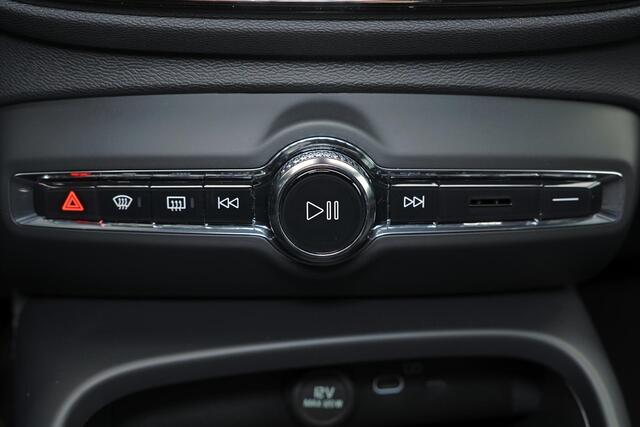 Volvo EC40 Extended Range Core 82 kWh - Panoramadak - IntelliSafe Assist & Surround - 360º Camera - Parkeersensoren voor & achter - Draadloze tel. lader - High Performance audio - 19' LMV
