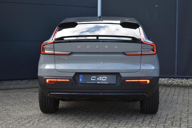 Volvo EC40 Single Motor Extended Range Ultra Europa 82 kWh | Panoramadak | 20 inch Lichtmetalen Velgen | 360 graden Camera | BLIS | Adaptieve Cruise Control | Keyless | Extra Getint Glas | Google Navigatie | Apple Carplay | Nubuck Interieur | Elektrisch verstelbare voorstoelen | Stoel-/Stuurwielverwarming | Warmtepomp |